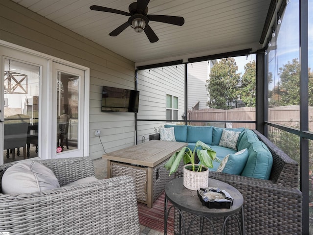 sunroom with ceiling fan