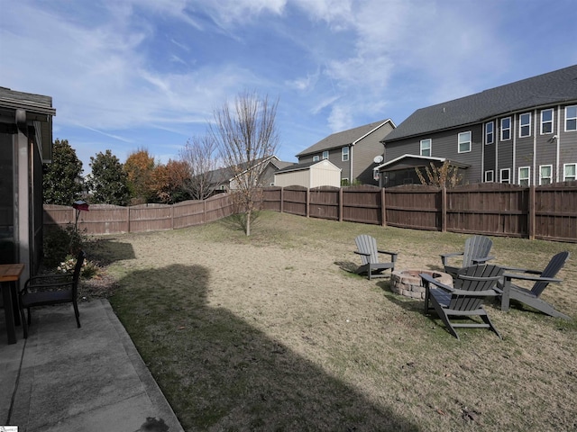 view of yard featuring an outdoor fire pit