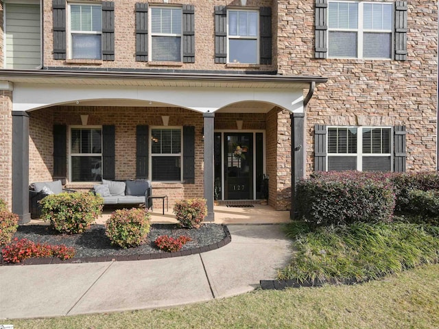 entrance to property featuring an outdoor living space