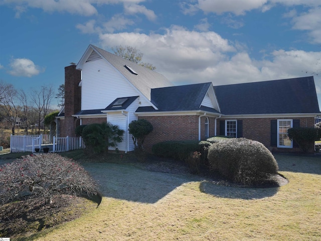 view of side of property featuring a lawn