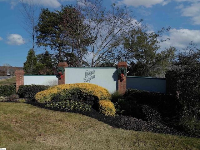 community sign with a lawn