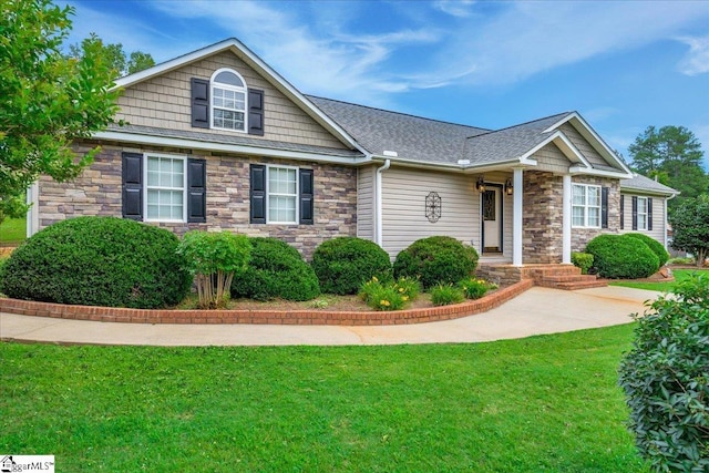 view of front of house featuring a front lawn