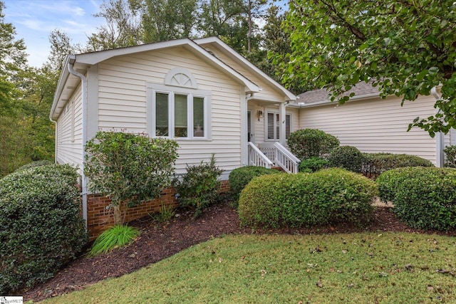 bungalow featuring a front lawn