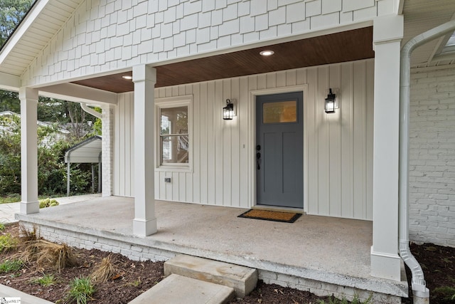 property entrance featuring a porch