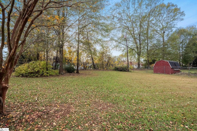 view of yard featuring an outdoor structure