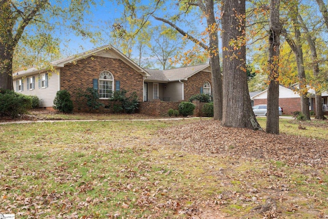 single story home with a front lawn