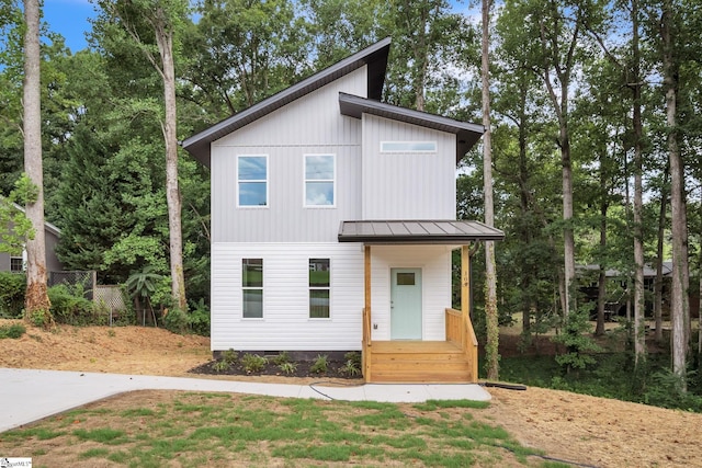 view of front facade featuring a front lawn