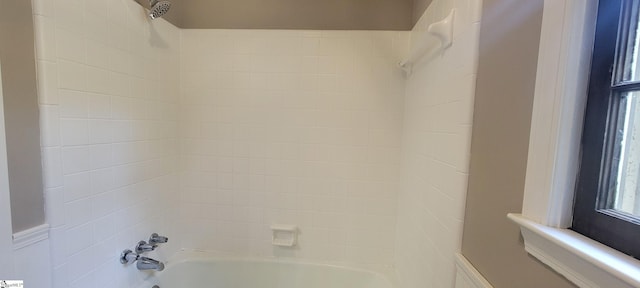 bathroom featuring tiled shower / bath combo