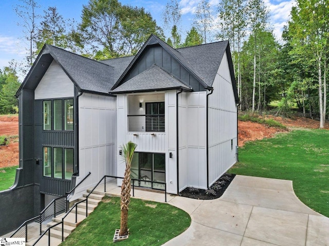 view of front of property featuring a front lawn