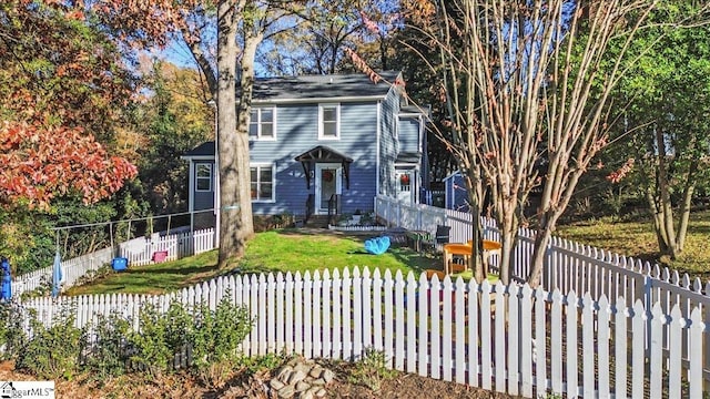 view of front of property featuring a front lawn