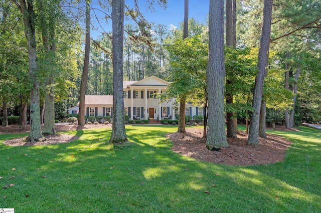 view of front of house featuring a front lawn