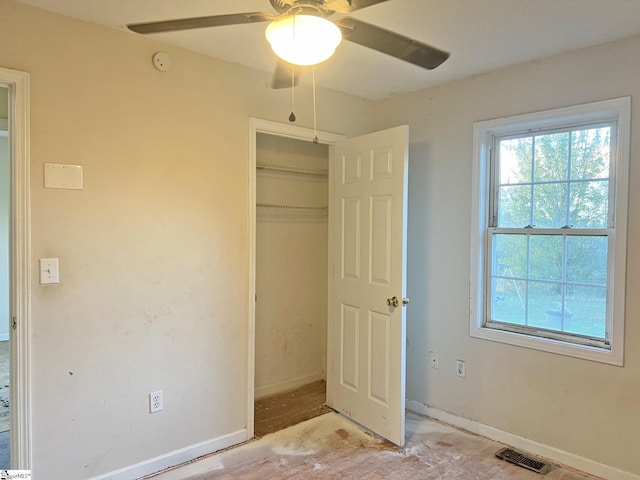 unfurnished bedroom featuring ceiling fan and a closet