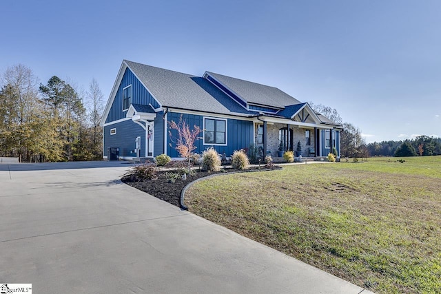 view of front of property featuring a front lawn