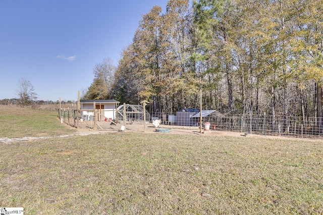 view of yard with an outbuilding