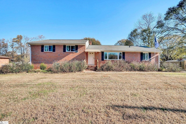 view of front facade featuring a front lawn