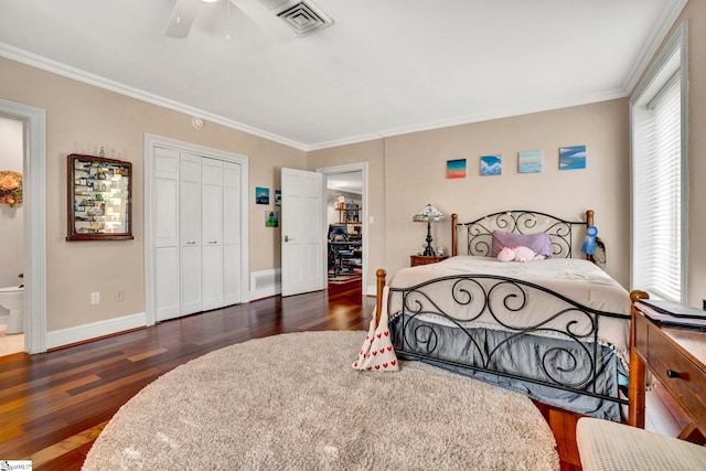 bedroom with a closet, ceiling fan, ornamental molding, and dark hardwood / wood-style floors