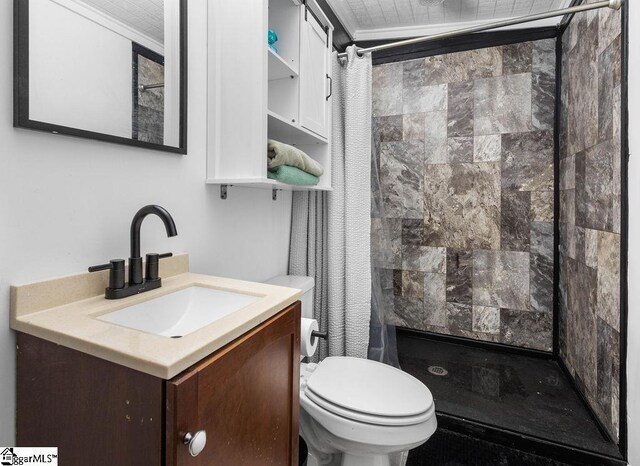 bathroom featuring a shower with curtain, vanity, toilet, and ornamental molding