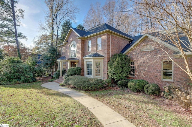 view of front of house featuring a front lawn