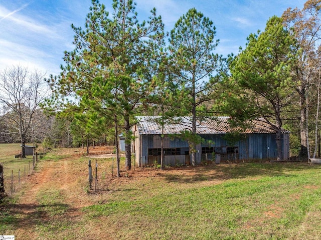 view of yard featuring an outbuilding