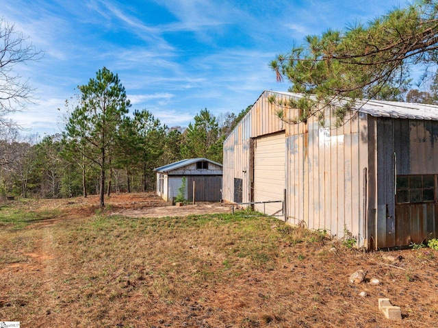 view of yard featuring a garage and an outdoor structure