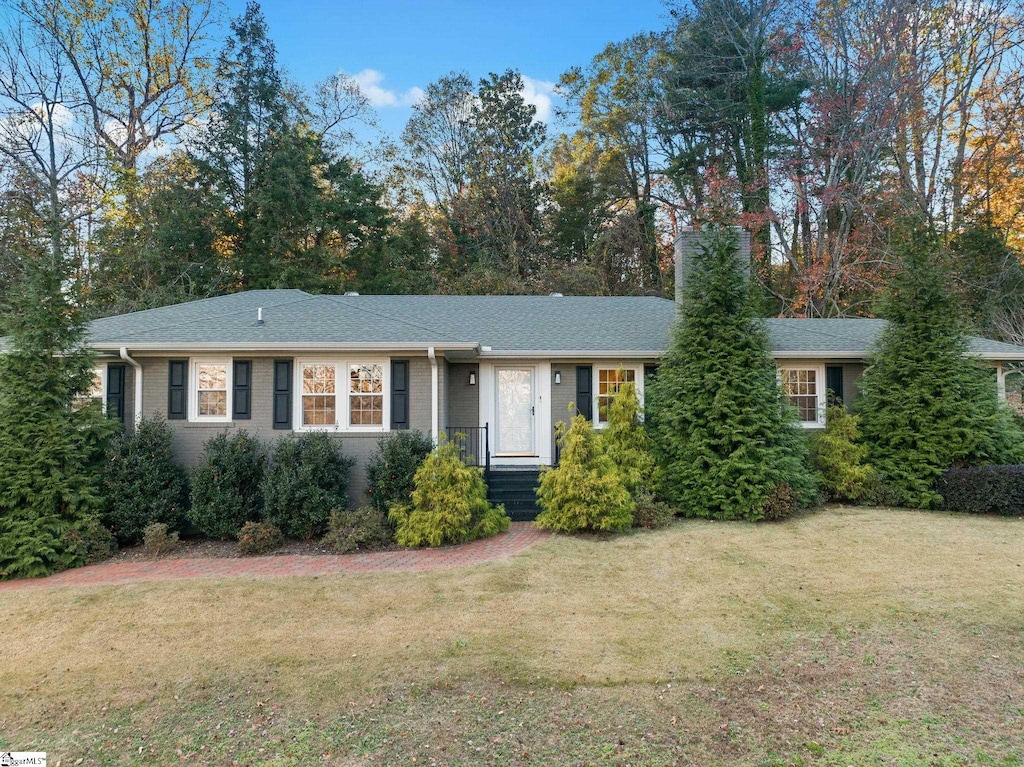 ranch-style home featuring a front lawn