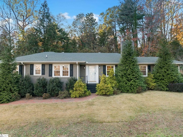 ranch-style home featuring a front lawn