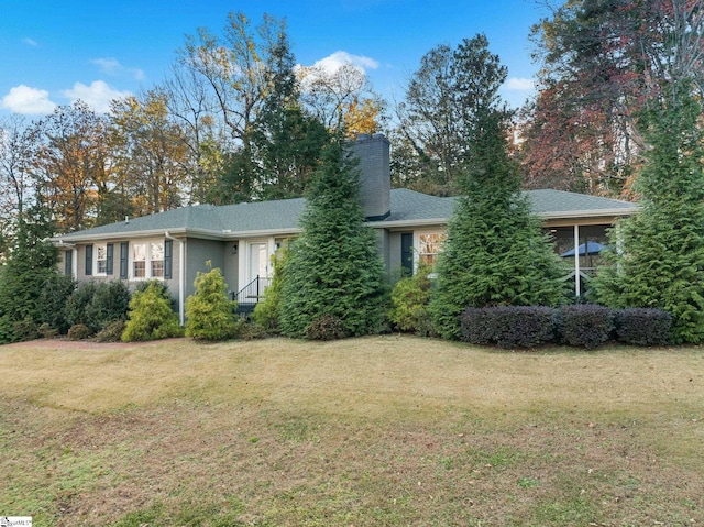 view of front of house featuring a front lawn