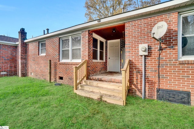 property entrance featuring a yard