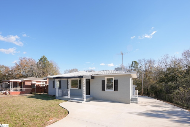 view of front of house with covered porch and a front lawn