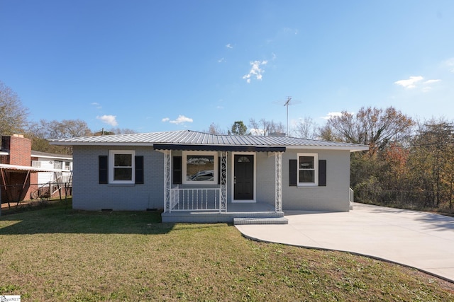 view of front of house featuring a porch and a front yard