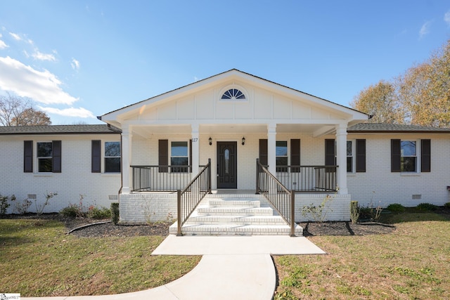 view of front facade featuring covered porch and a front lawn