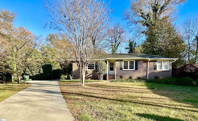 single story home featuring a front yard