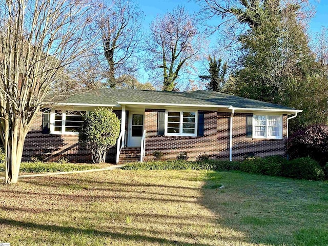 ranch-style house featuring a front yard