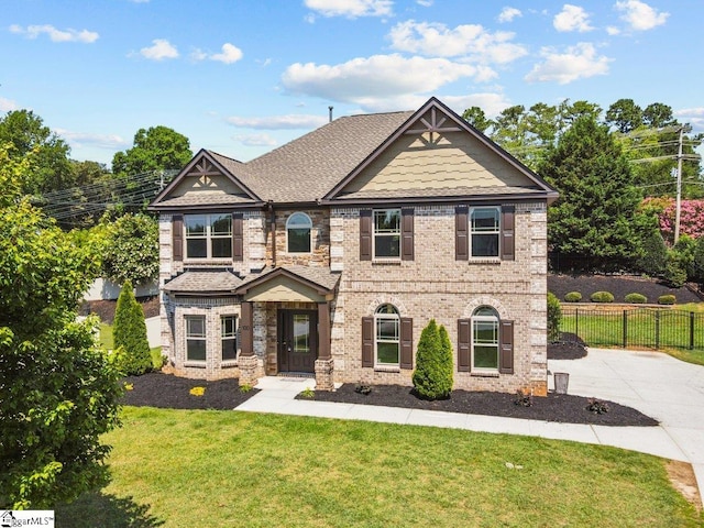 view of front of property featuring a front yard