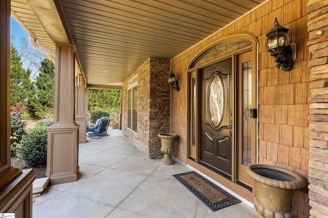 property entrance featuring a porch