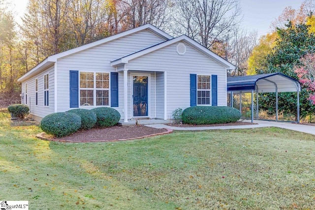 view of front of home featuring a front yard and a carport