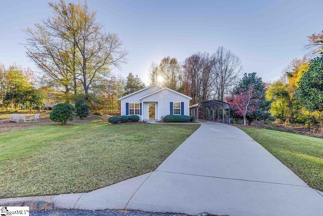 view of front of home featuring a front lawn and a carport