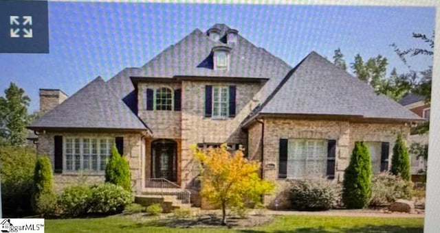 view of front of property with a front yard