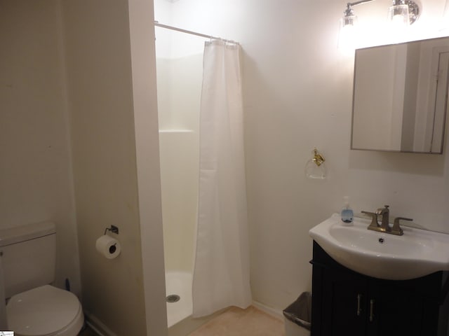 bathroom featuring a shower with curtain, vanity, and toilet