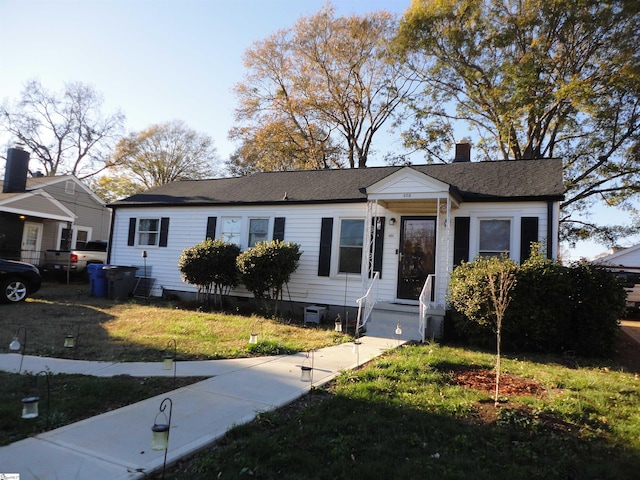 view of front facade with a front yard