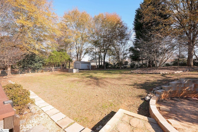 view of yard featuring a storage shed