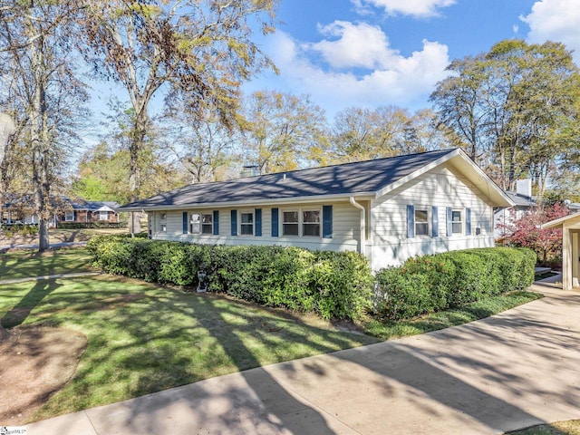 view of front of home featuring a front lawn