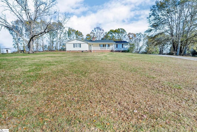 view of front of home featuring a front yard