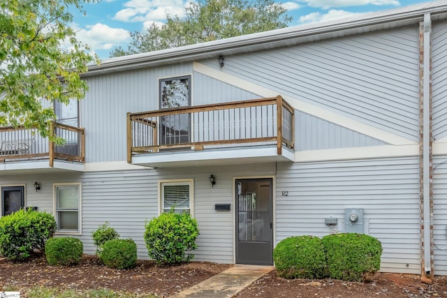 view of front of property featuring a balcony