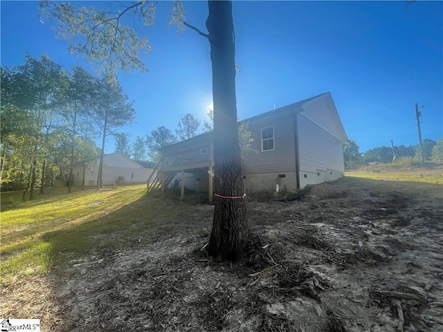 view of side of property featuring a lawn