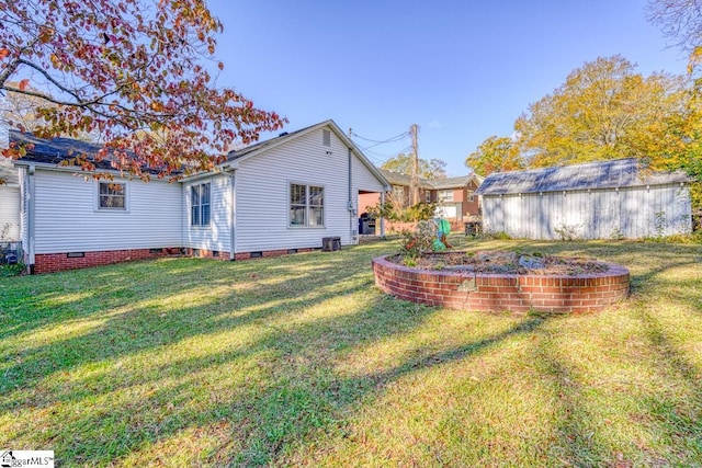 view of yard featuring an outdoor structure