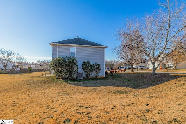 view of side of property featuring a yard