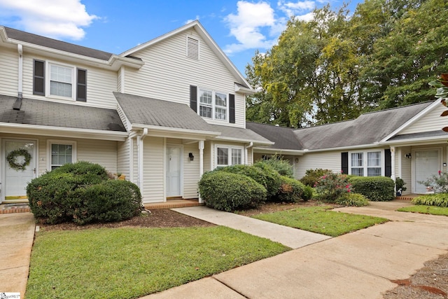 view of front of property with a front yard