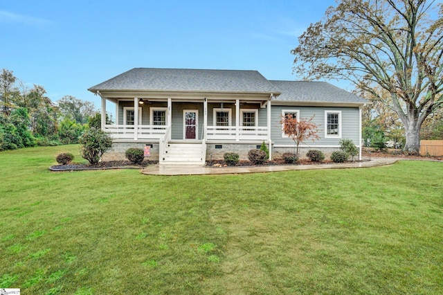 ranch-style house featuring ceiling fan, a front lawn, and covered porch