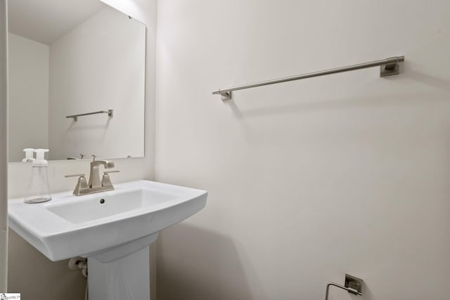 bathroom featuring sink